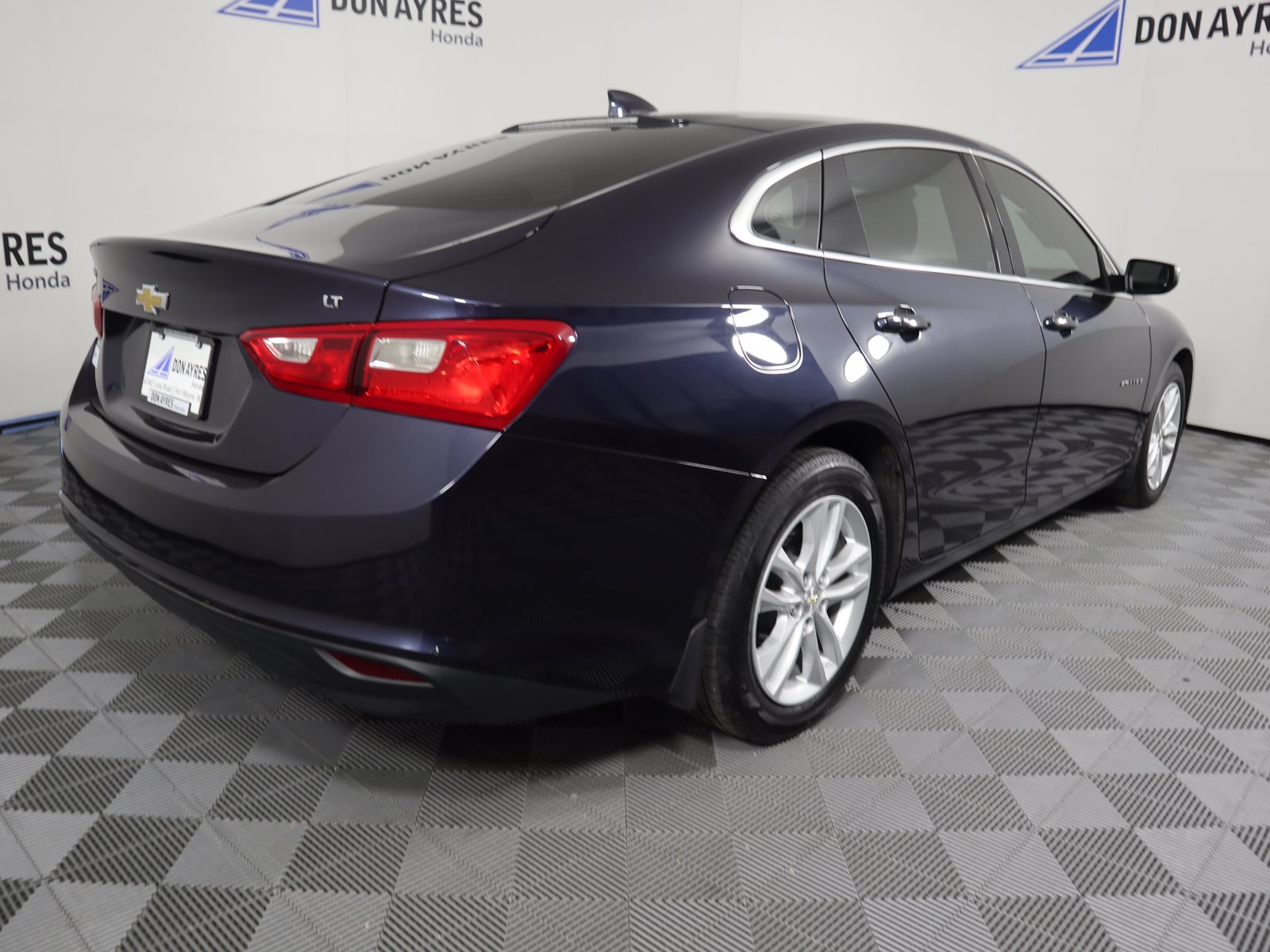 Pre-Owned 2017 Chevrolet Malibu LT