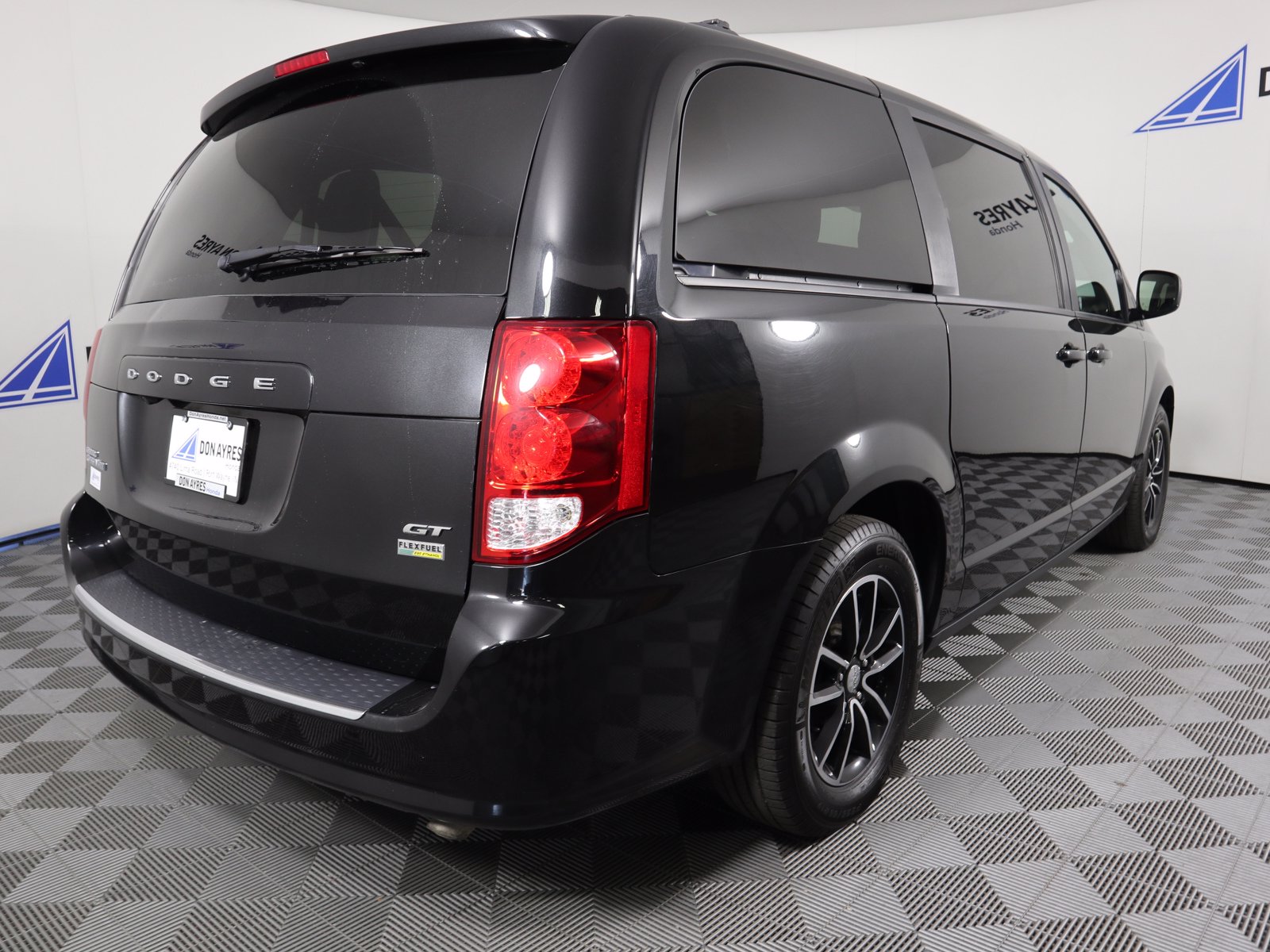 pre-owned-2018-dodge-grand-caravan-gt